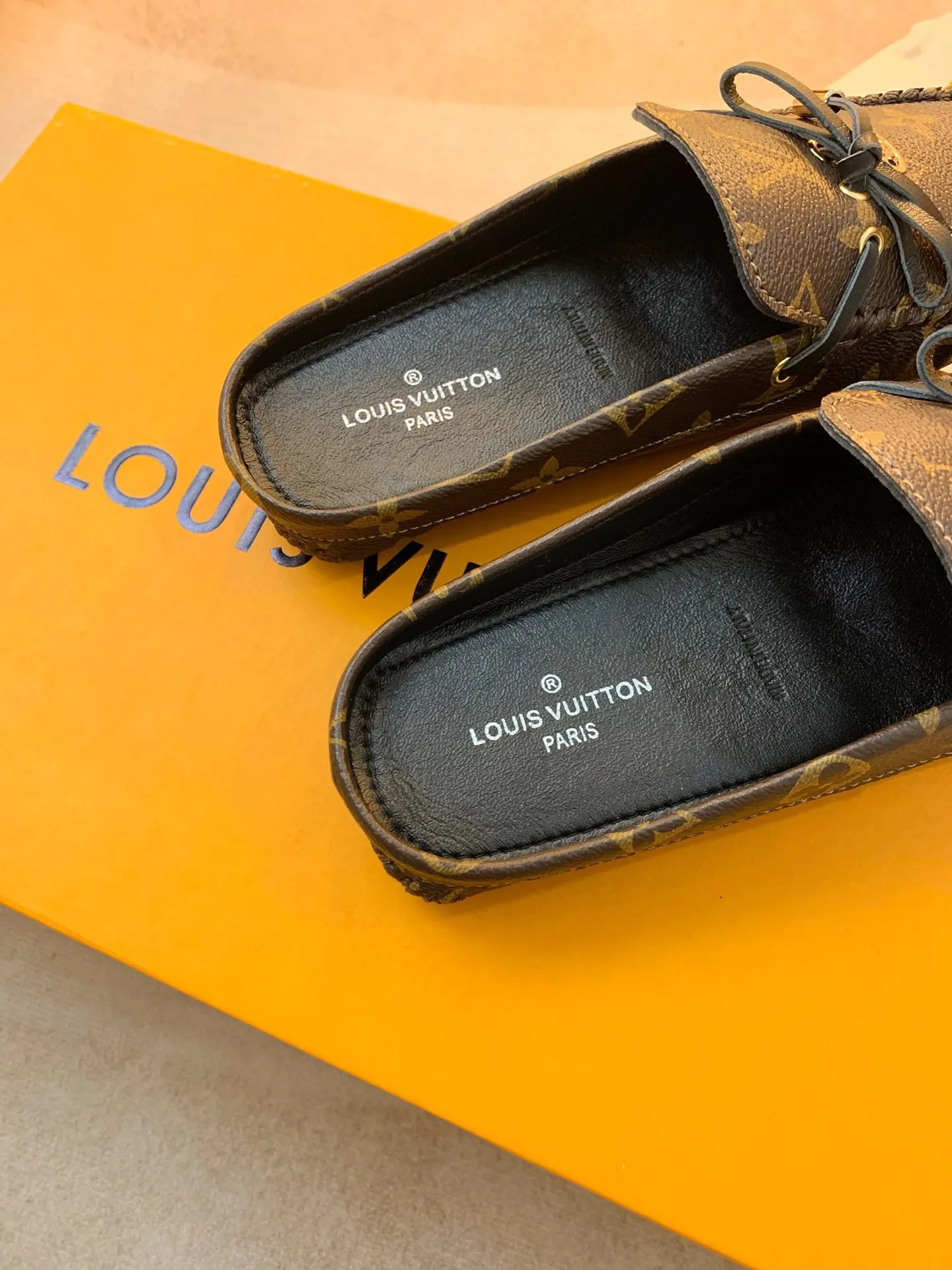 p460💰Couple model❤️🇫🇷 𝙇𝙤𝙪𝙞𝙨 𝙑𝙪𝙞𝙩𝙩𝙤𝙣 🇫🇷Louis Vuitton 2023 Classic𝓛𝓿 𝓣𝓻𝓪𝓲𝓷𝓮𝓻 Sports Series ➪➪➪¯ [Arizona Doudou Shoes Series] ▪️▪️▪️Arizona slip-on shoes are made of Monogram Eclipse canvas. Its hand-painted and dyed edges and hand-sewn uppers fully demonstrate Louis Vuitton's traditional shoemaking craftsmanship. This slip-on shoe is very lightweight. The integrated tongue and upper make it particularly comfortable and flexible. The soft outsole is equipped with rubber padding. Decorated with matching sash. Detailed features: ☑️Monogram Eclipse canvas ☑️Black Eclipse pattern ☑️Hand-painted shoe edges ☑️Hand-sewn uppers (each pair takes time to process) ☑️Integrated tongue and upper construction ☑️Outsole equipped with rubber lining ☑️size: 35_46